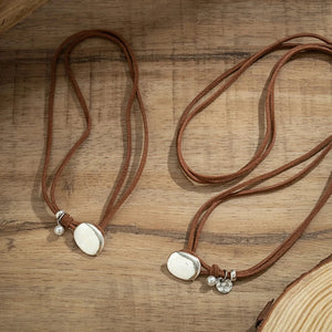 Bohemiskt choker-set i läder med silverhänge Brun och silver