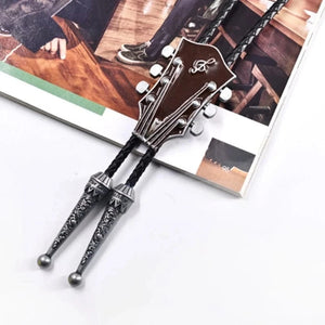 Bolo tie med gitarrhuvud i metall och läderrem