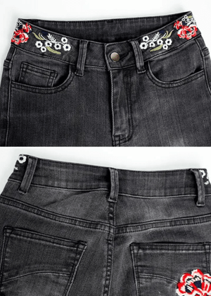 Broderade svarta flare jeans med blommönster