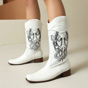 Cowboyboots med elegant broderi och glansig yta