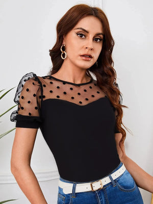 Genomskinlig blus med prickar