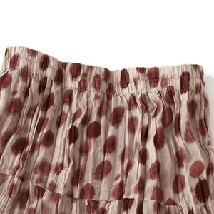 Lång prickig och plisserad kjol med volanger