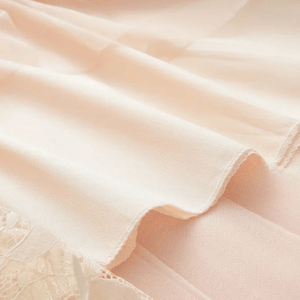 Lång tyllkjol med spets och knytband
