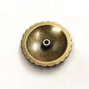 Rund concho med blomgravyr