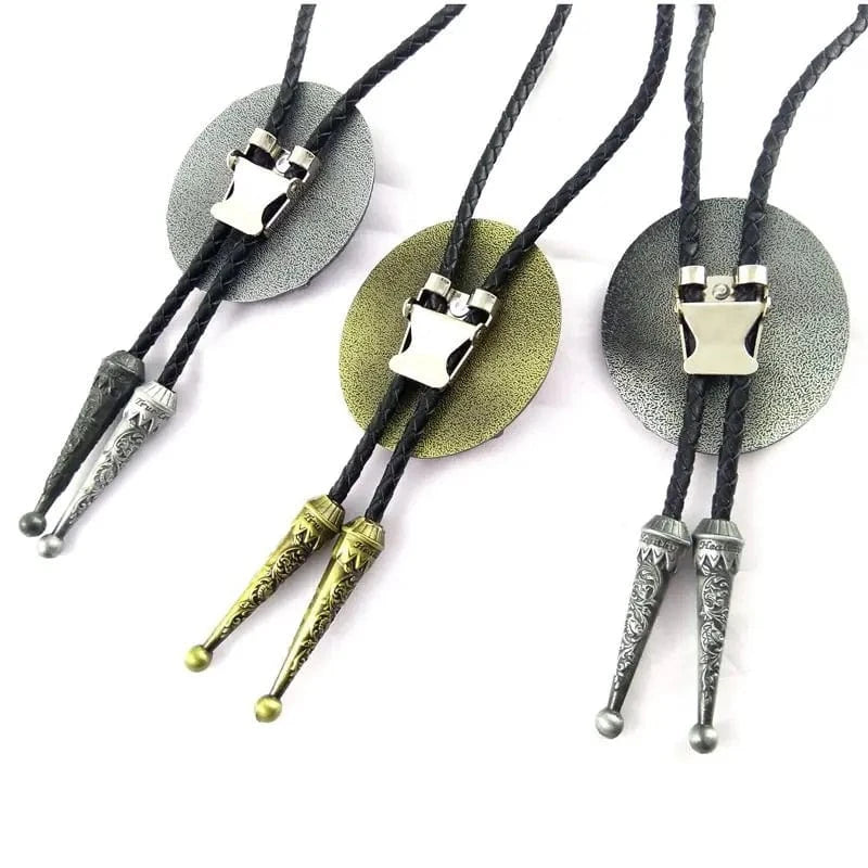 Bolo tie i läder med vargmotiv i antik stil