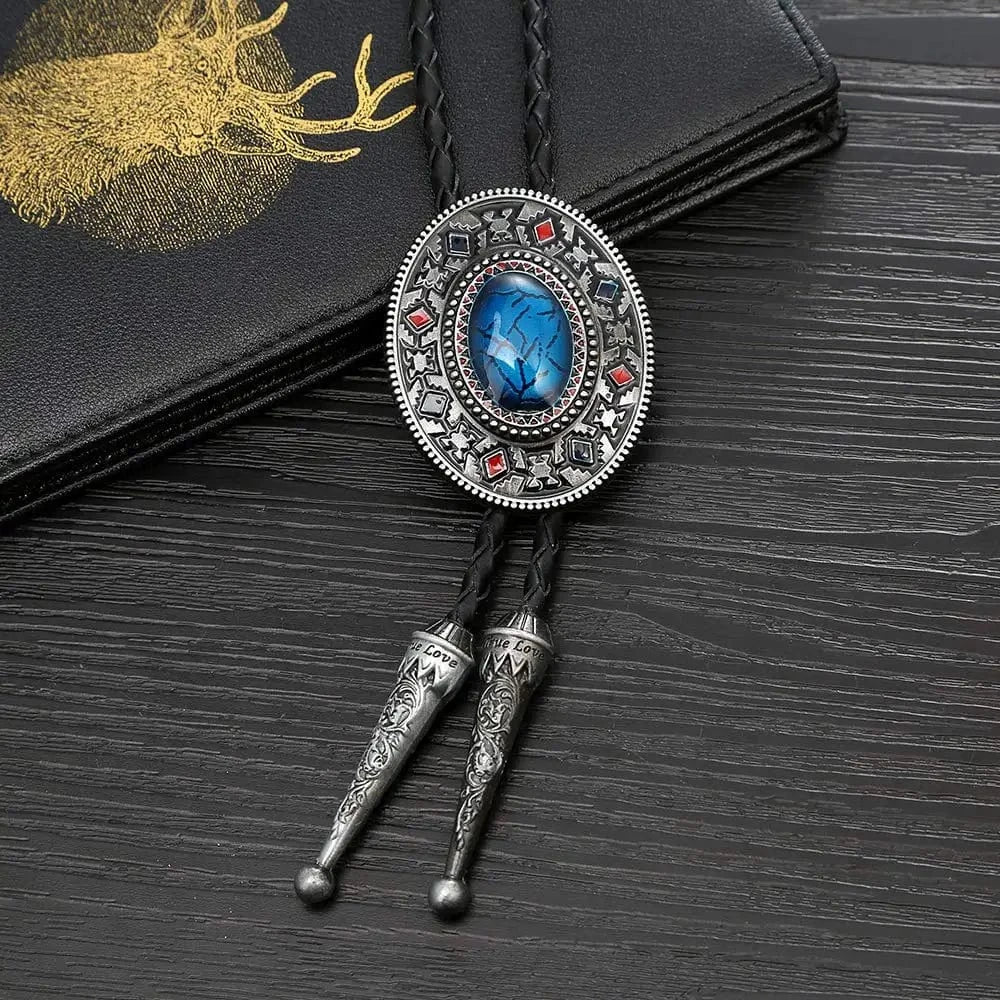 Bolo tie med oval sten och dekorativ antiksilverram