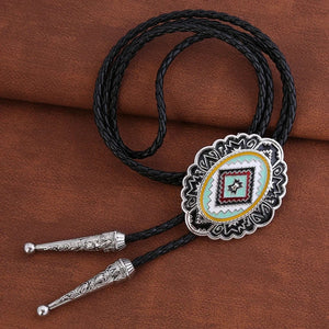 Bolo tie med ovalt hänge i färgglad tribaldesign