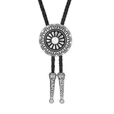 Bolo tie med runt metallhänge och lädersnöre Vit