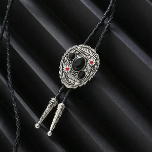 Bolo tie med snidade detaljer och naturlig sten