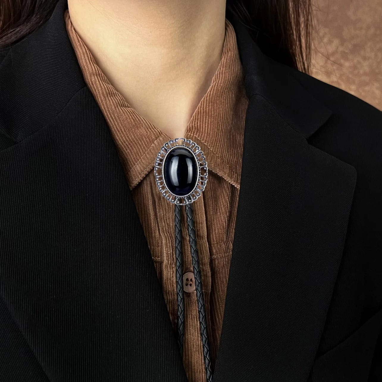 Bolo tie med svart oval sten och silverdetaljer Silver