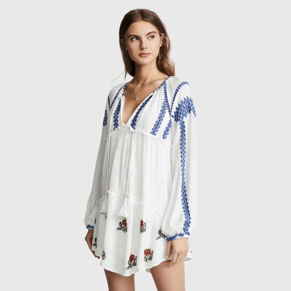 Broderad miniklänning i boho-stil med ballongärm och fransar
