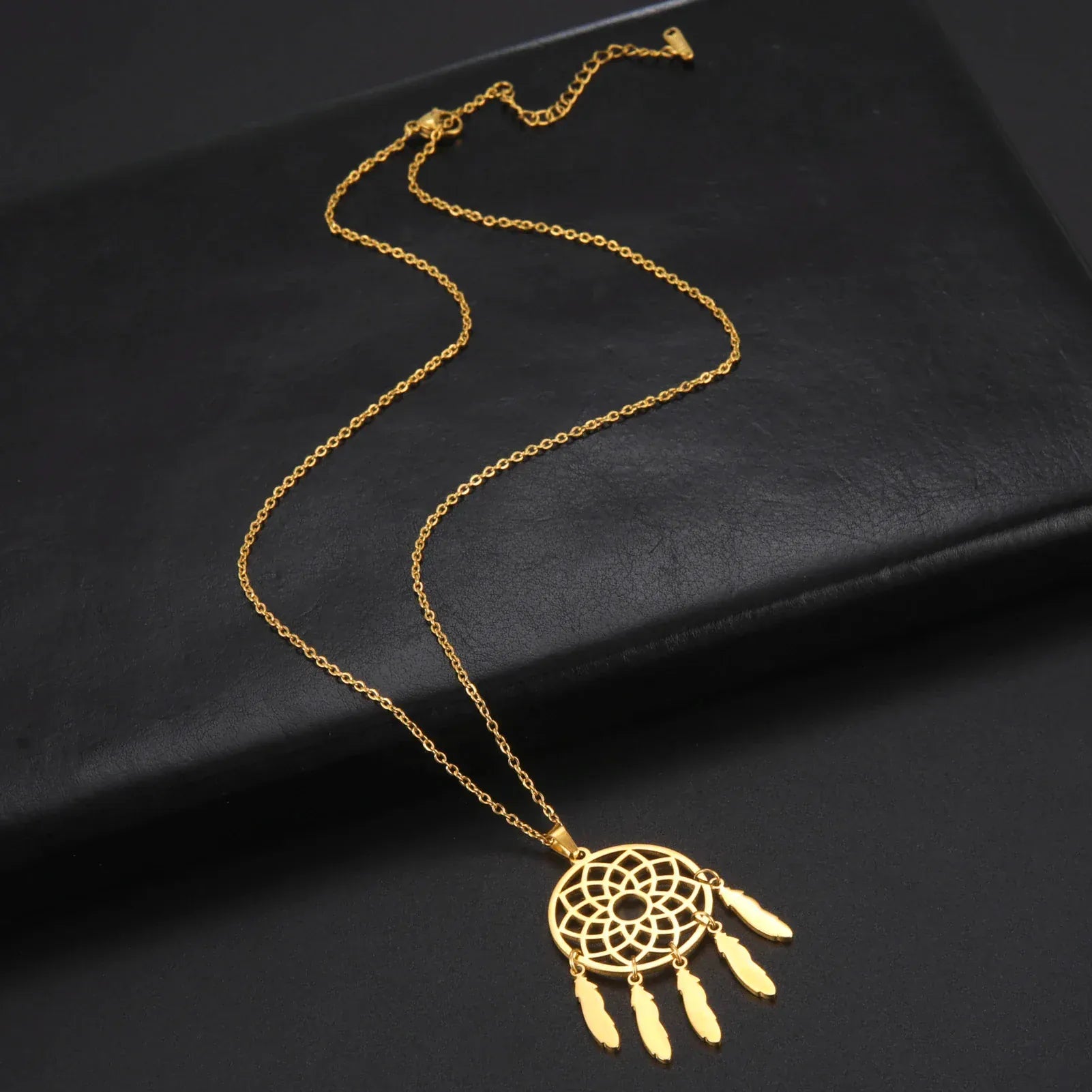 Cazador Hollow Dreamcatcher Feather Pendant Necklaces for Women Stainless Steel Jewelry Choker Necklaces 2025 Birthday Gift