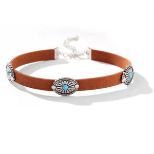 Choker i läder med turkos conchos Brun