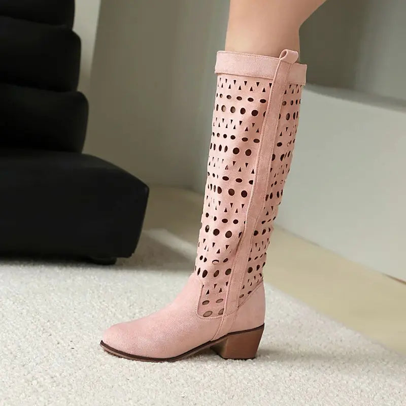 Cowboyboots i mocka med utskuret mönster och rund tå