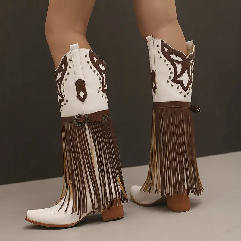 Cowboyboots med fransar och dekorativt spänne i vintage-stil