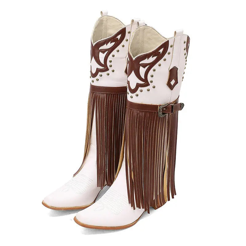 Cowboyboots med fransar och dekorativt spänne i vintage-stil