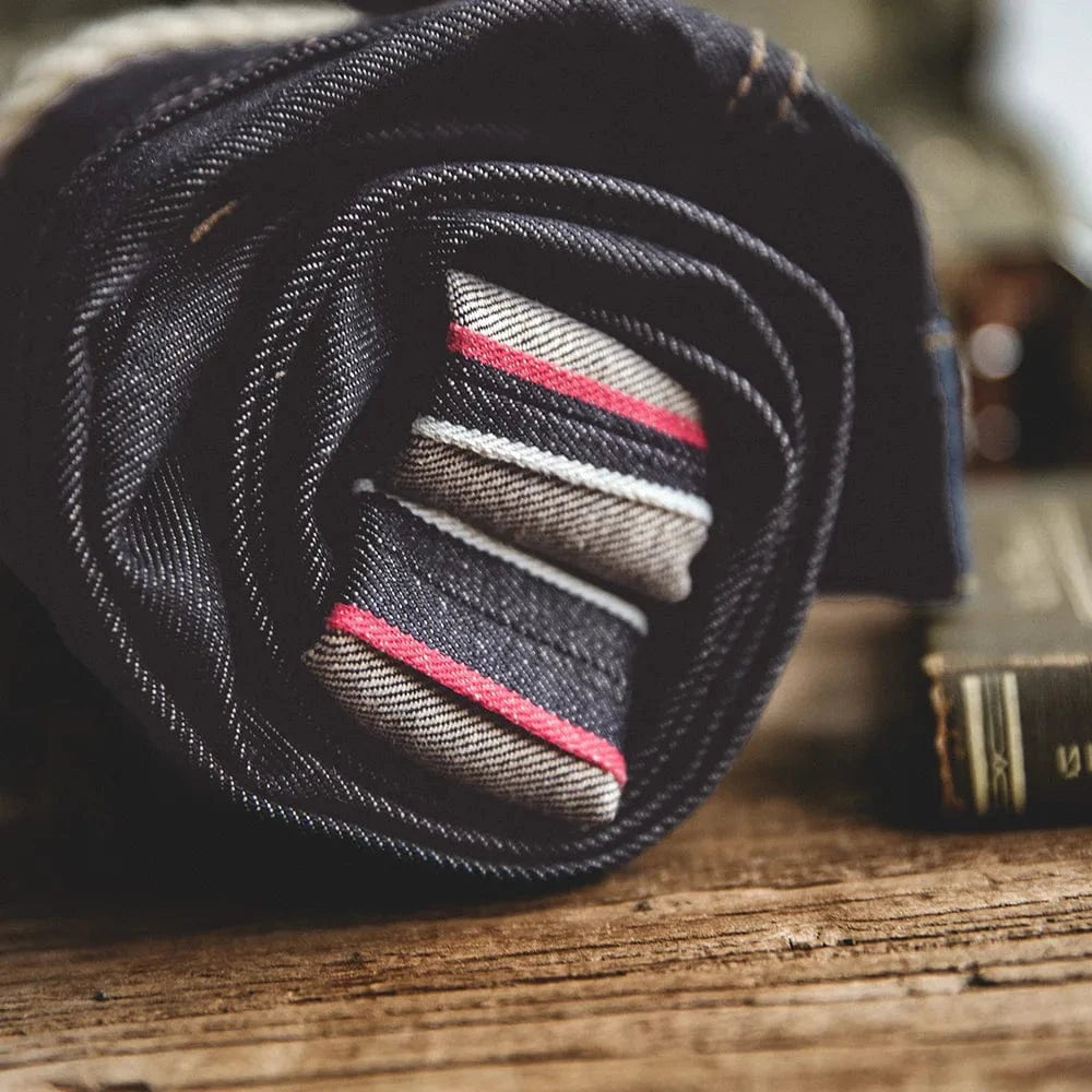 Mörkblå tapered selvedge jeans i raw denim