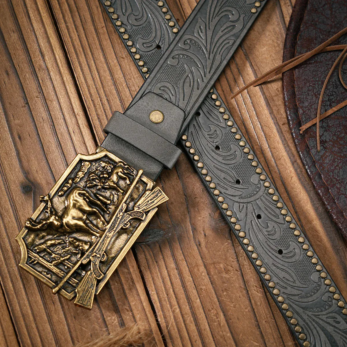Westernbälte med guldhjortspänne